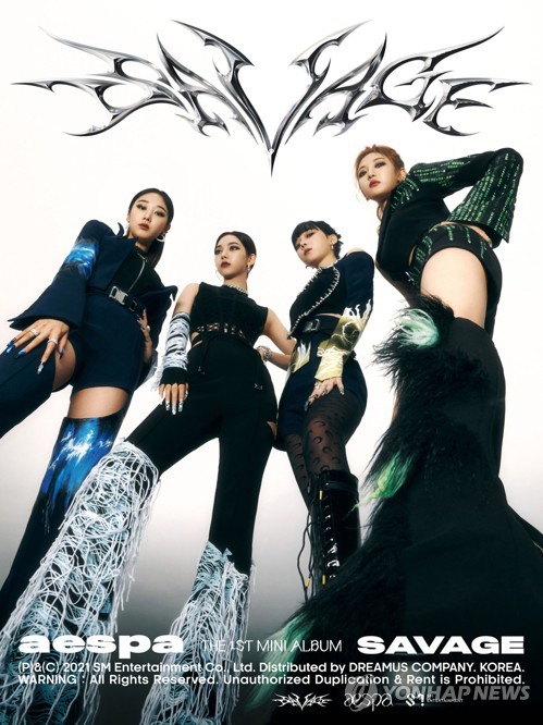 La imagen, proporcionada por SM Entertainment, muestra un póster promocional del miniálbum "Savage" de aespa. (Prohibida su reventa y archivo)