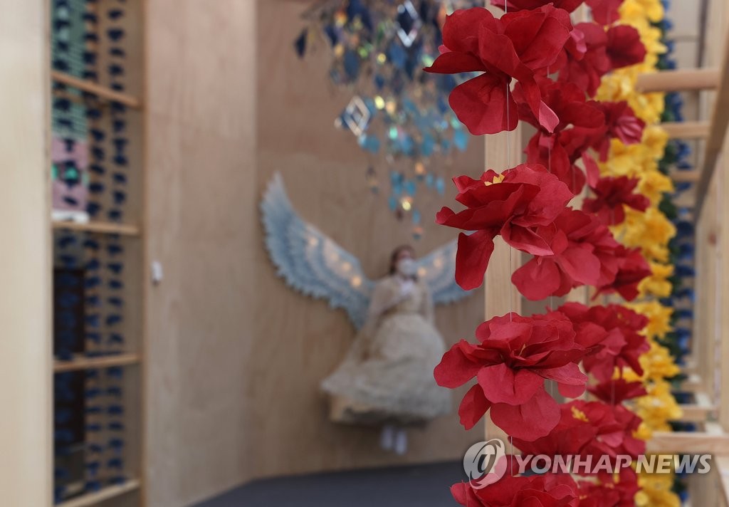 This image taken on Oct. 19, 2021 shows an installation work of thousands of hanging paper flowers on display at Gyeongbok Palace in central Seoul. (Yonhap) 