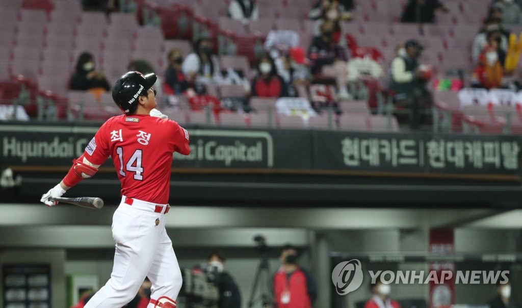 Choi Jeong of the SSG Landers watches his 400th career home run against the Kia Tigers in the top of the fourth inning of a Korea Baseball Organization regular season game at Gwangju-Kia Champions Field in Gwangju, 330 kilometers south of Seoul, on Oct. 19, 2021. (Yonhap)