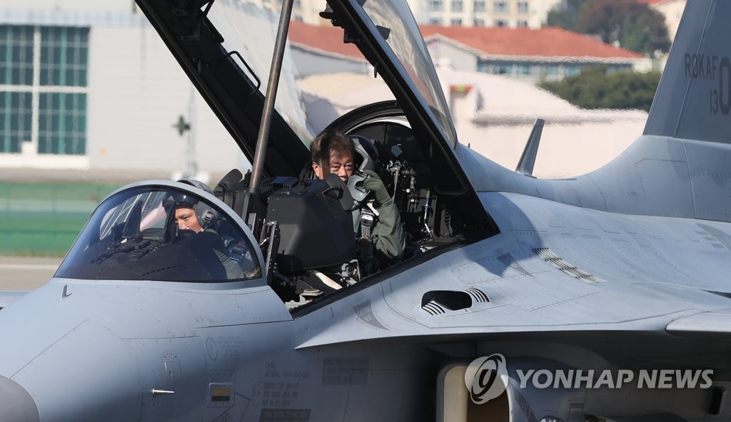 الرئيس مون يحلق فوق المجال الجوي الكوري الجنوبي عبر طائرة هجومية خفيفة من طراز FA-50