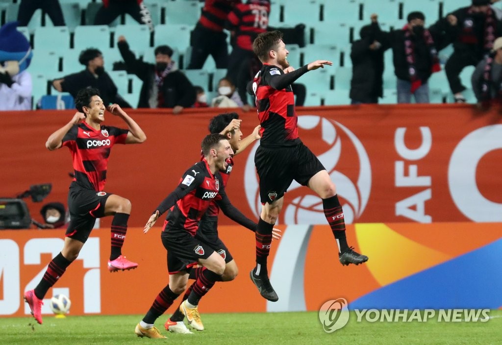Alexander Grant of Pohang Steelers (R) celebrates his goal against Ulsan Hyundai FC during the clubs' semifinal match at the Asian Football Confederation Champions League at Jeonju World Cup Stadium in Jeonju, some 240 kilometers south of Seoul, on Oct. 20, 2021. (Yonhap)
