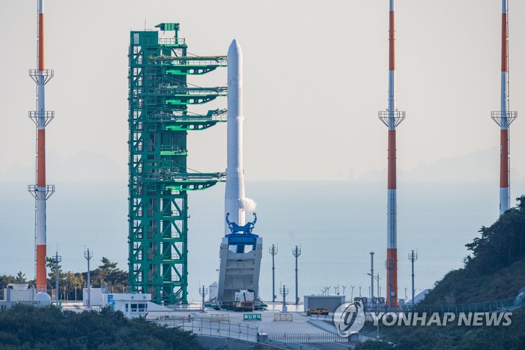 韓国南部の全羅南道・高興の羅老宇宙センターの発射台に設置されているロケット「ヌリ」＝２１日、高興（聯合ニュース）