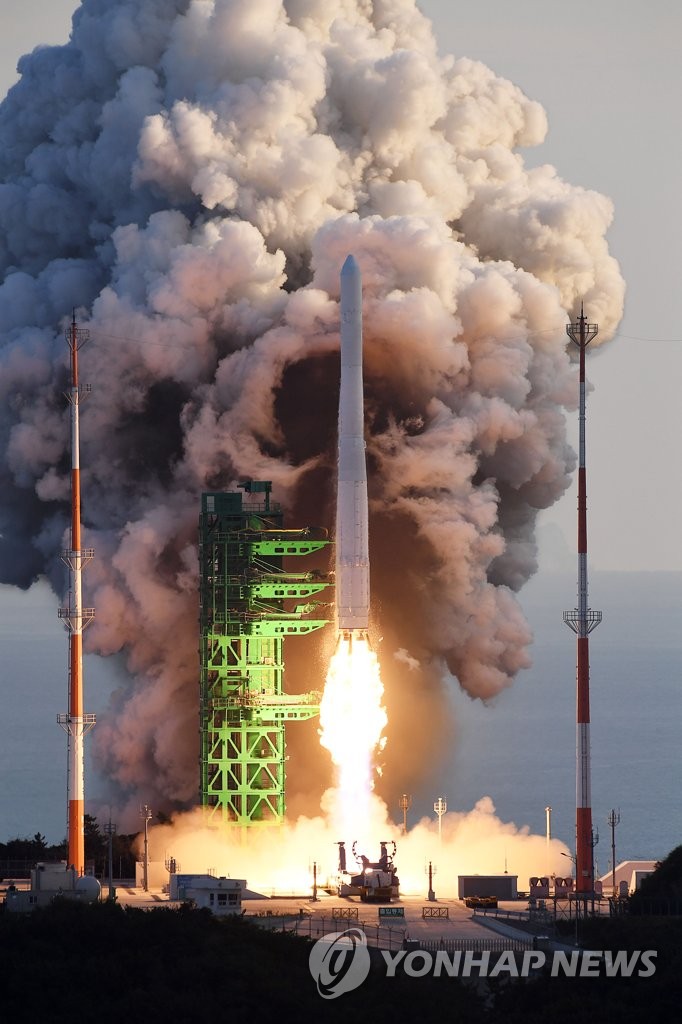 La foto, tomada el 21 de octubre de 2021, muestra el primer cohete espacial autóctono de Corea del Sur, conocido como Nuri, siendo lanzado desde su plataforma de lanzamiento, en el Centro Espacial Naro, en Goheung, a 473 kilómetros al sur de Seúl. (Foto del cuerpo de prensa. Prohibida su reventa y archivo)