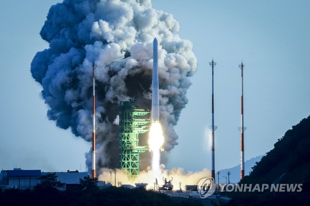 En la imagen, proporcionada el 21 de octubre de 2021 por el cuerpo de prensa, se muestra el primer cohete espacial autóctono de Corea del Sur, conocido como Nuri, siendo lanzado desde su plataforma de lanzamiento, en el Centro Espacial Naro, en Goheung, a 473 kilómetros al sur de Seúl. (Prohibida su reventa y archivo) 
