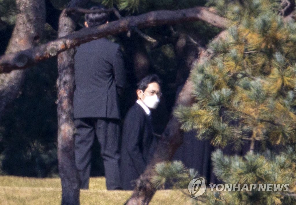 Les membres de la famille du défunt Lee Kun-hee de Samsung se recueillent sur le tombeau de Lee lors du 1er anniversaire de son décès, le lundi 25 octobre 2021, à Suwon dans la province du Gyeonggi.