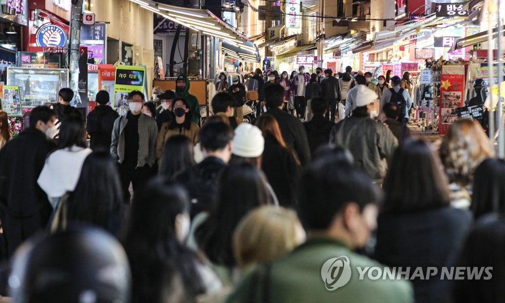 This photo taken on Oct. 25, 2021, shows a crowded street in Hongdae, western Seoul. (Yonhap)