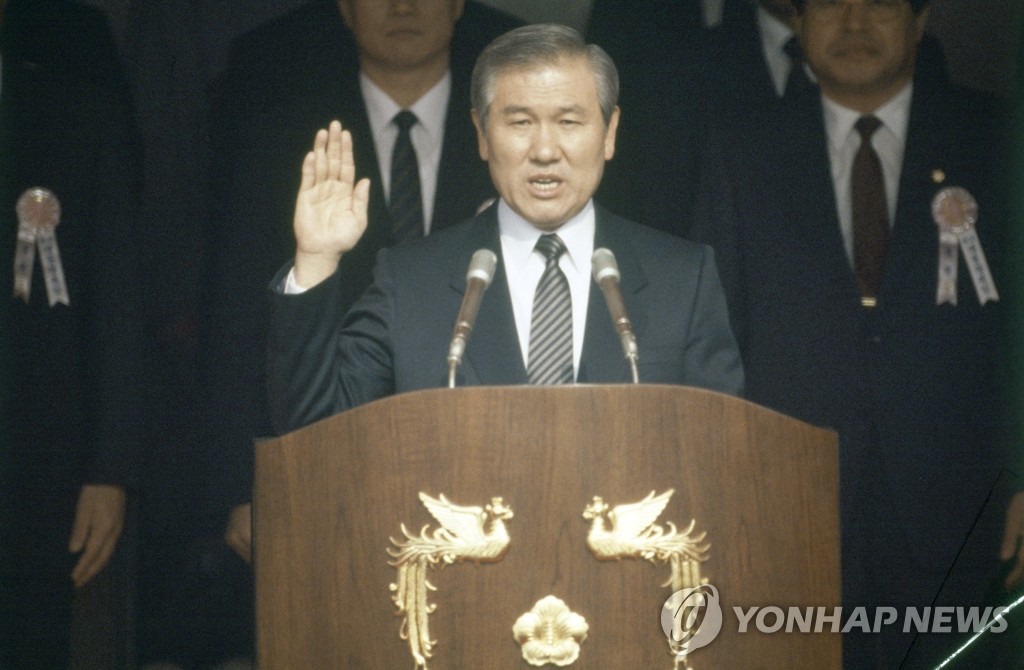 L'ancien président Roh Tae-woo s'est éteint ce mardi 26 octobre 2021. Il fut le 13e président de la république de Corée (1988-1993). Ci-dessus, Roh Tae-woo lors de la cérémonie d'investiture en 1988. (Photo d'archives Yonhap)