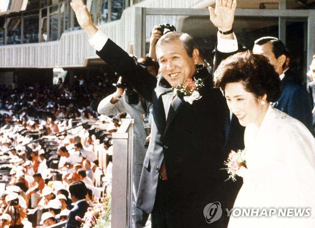 Le président Roh Tae-woo (à gauche) et son épouse, Kim Ok-sook, assistent à la cérémonie d'ouverture des Jeux olympiques d'été de 1988 à Séoul sur cette photo d'archives datée du 17 septembre 1988. Roh, qui a été président de 1988 à 1993, est décédé le 26 octobre 2021 à l'âge de 88 ans. Il avait récemment été admis dans un hôpital après que sa santé se soit détériorée, mais n'a pas réussi à se rétablir, ont déclaré ses assistants.