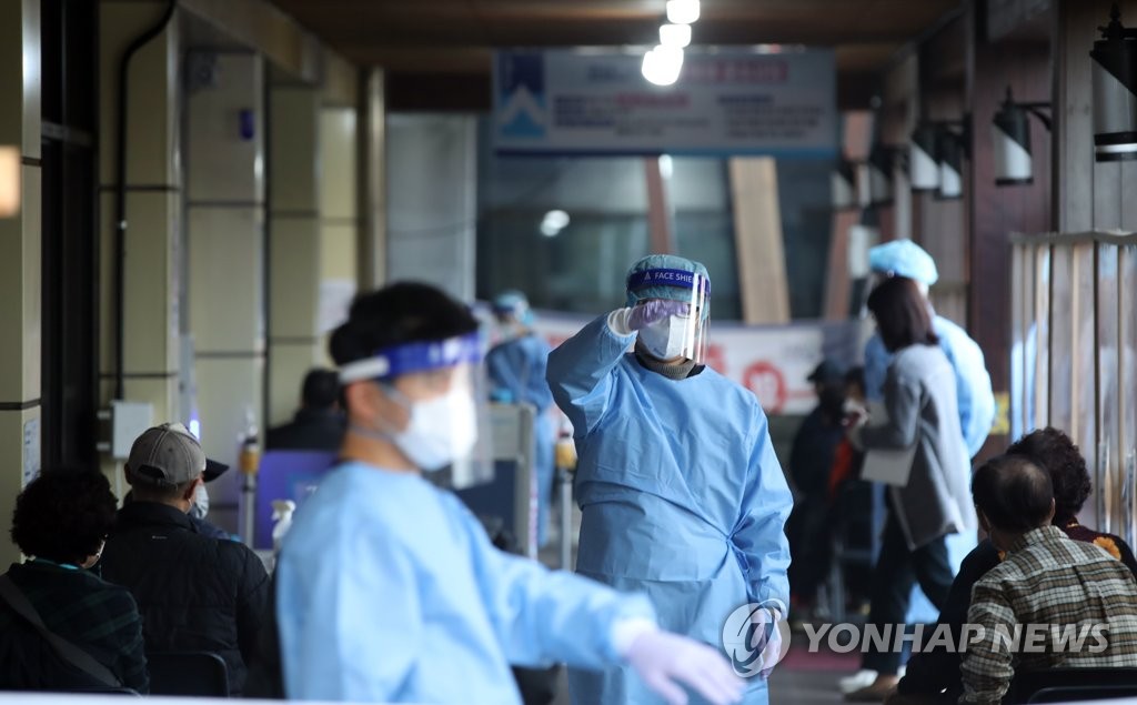 Medical workers guide visitors at a COVID-19 testing station in Seoul's eastern district of Songpa on Oct. 27, 2021. (Yonhap)