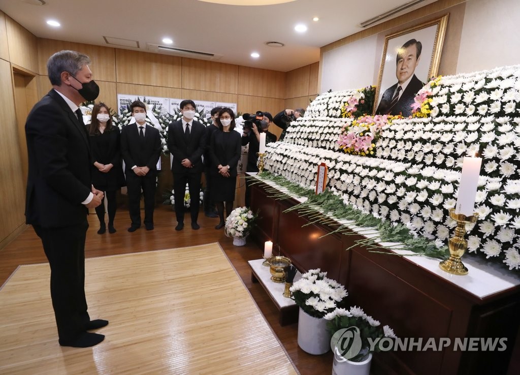 Roh Jae-heon, the son of former President Roh Tae-woo, pays tribute to his father at a funeral altar at Seoul National University Hospital in Seoul on Oct. 27, 2021. (Pool photo) (Yonhap)