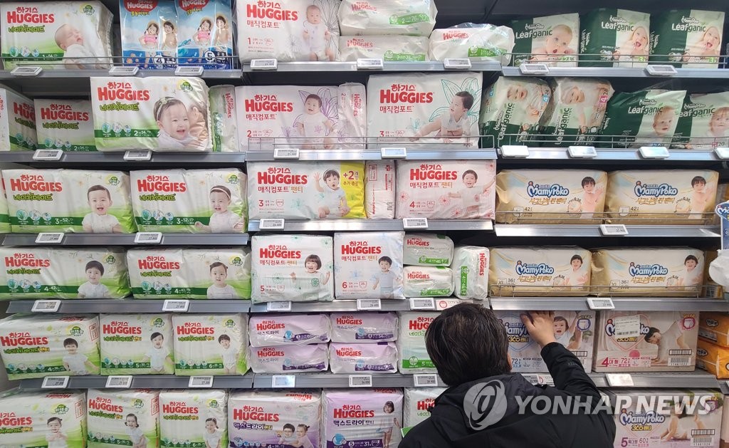 서울 시내 한 대형마트의 기저귀 판매대. [연합뉴스 자료사진]