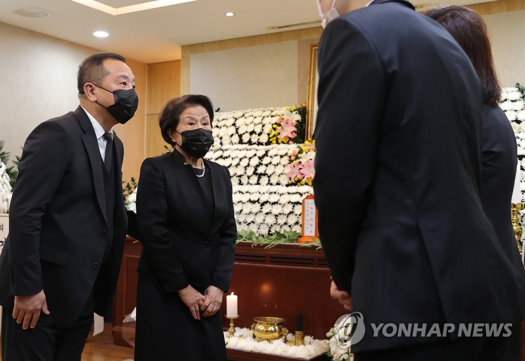 Chun's wife pays tribute to late ex-President Roh