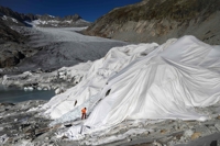지구온난화 탓에 천막 덮인 스위스 빙하 지대