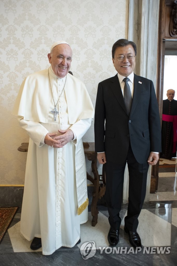 El presidente surcoreano, Moon Jae-in (dcha.), posa ante la cámara con el papa Francisco, el 29 de octubre de 2021 (hora local), antes de sus diálogos en el Vaticano, en esta fotografía proporcionada por la Santa Sede. (Prohibida su reventa y archivo)