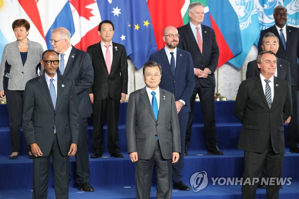 El presidente surcoreano, Moon Jae-in (primera fila, centro), y otros líderes del Grupo de los 20 (G-20), posan para una foto grupal, el 30 de octubre de 2021 (hora local), en una ceremonia de bienvenida de la cumbre del G-20, en Roma. 