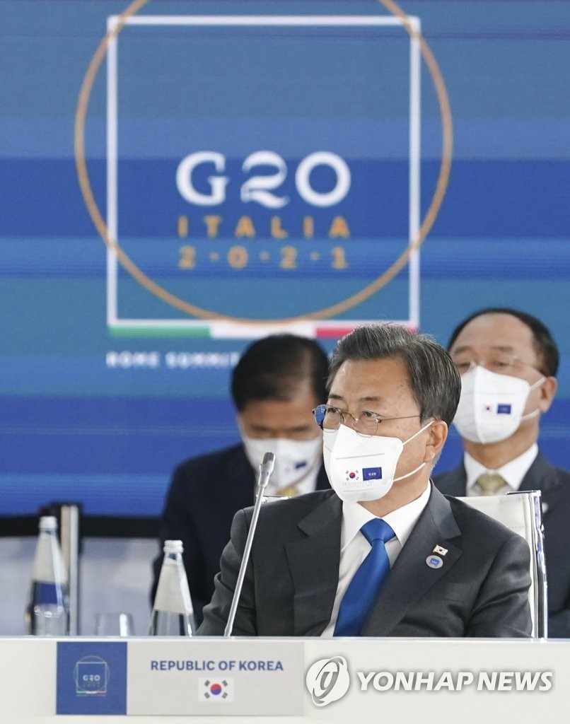 El presidente surcoreano, Moon Jae-in, asiste, el 30 de octubre de 2021 (hora local), a una sesión de la cumbre del Grupo de los 20 (G-20) sobre la economía mundial y la salud, en Roma.
