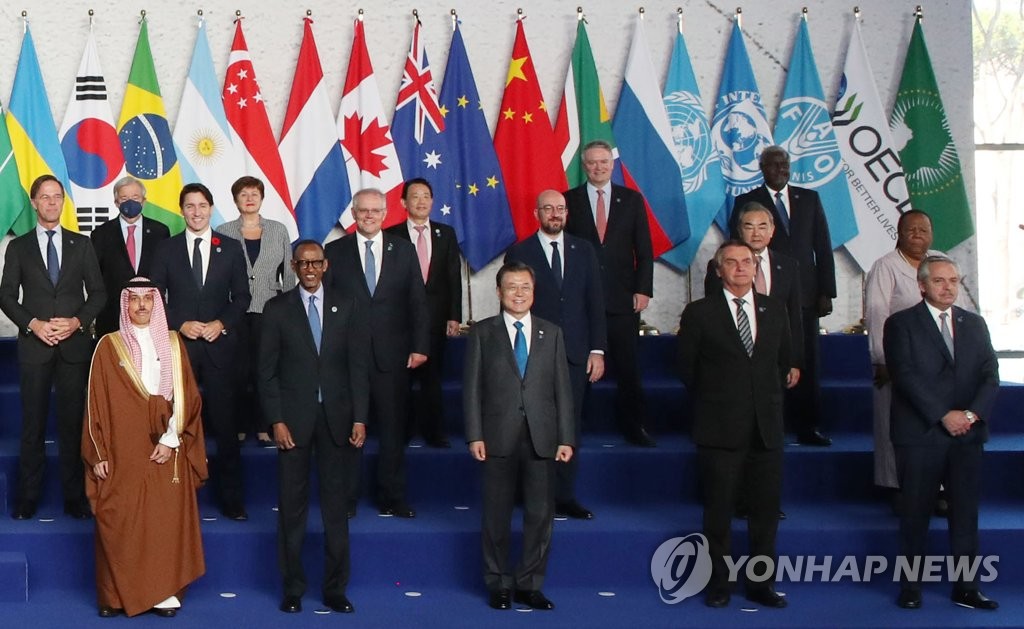 El presidente surcoreano, Moon Jae-in (primera fila, centro), y otros líderes del Grupo de los 20 (G-20), posan para una foto grupal, el 30 de octubre de 2021 (hora local), en una ceremonia de bienvenida de la cumbre del G-20, en Roma. 