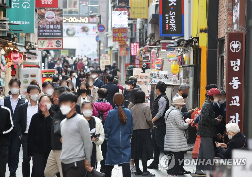 韓国では今月から新型コロナウイルスの新たな防疫体制「段階的な日常生活の回復（ウィズコロナ）」に移行した。今月１日、ソウルの繁華街・明洞を行き交う人々（資料写真）＝（聯合ニュース）
