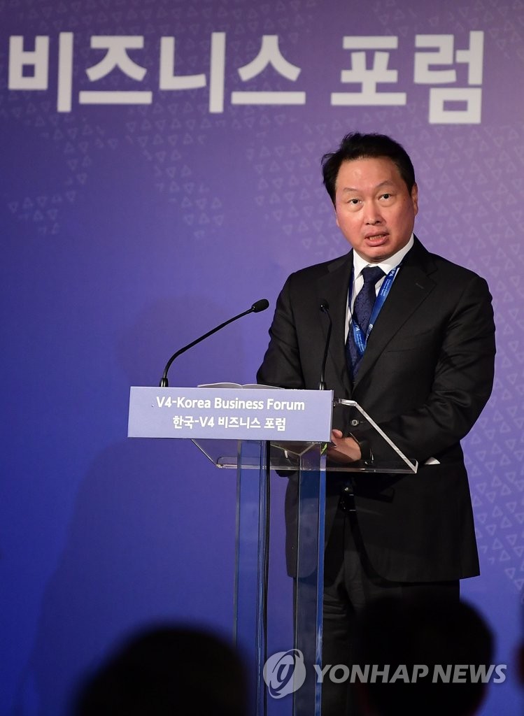 Chey Tae-won, head of the Korea Chamber of Commerce and Industry, speaks during a business forum at a Budapest hotel, in this file photo taken Nov. 3, 2021. (Yonhap)