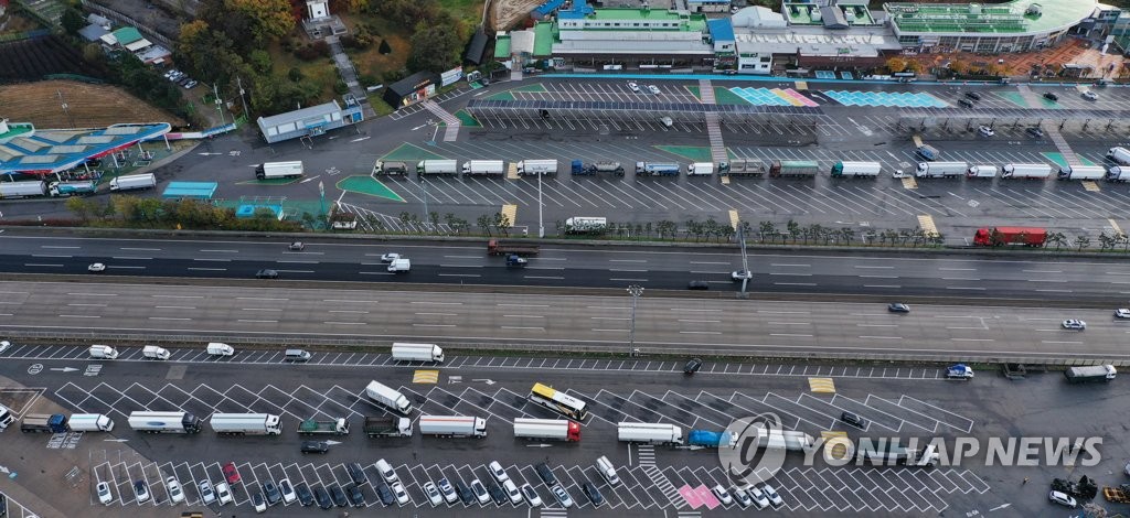 Trucks wait in a long line to fuel up with urea water solution, an essential fluid needed in diesel vehicles, in gas stations in Gyeonggi Province on Nov. 8, 2021. (Yonhap)