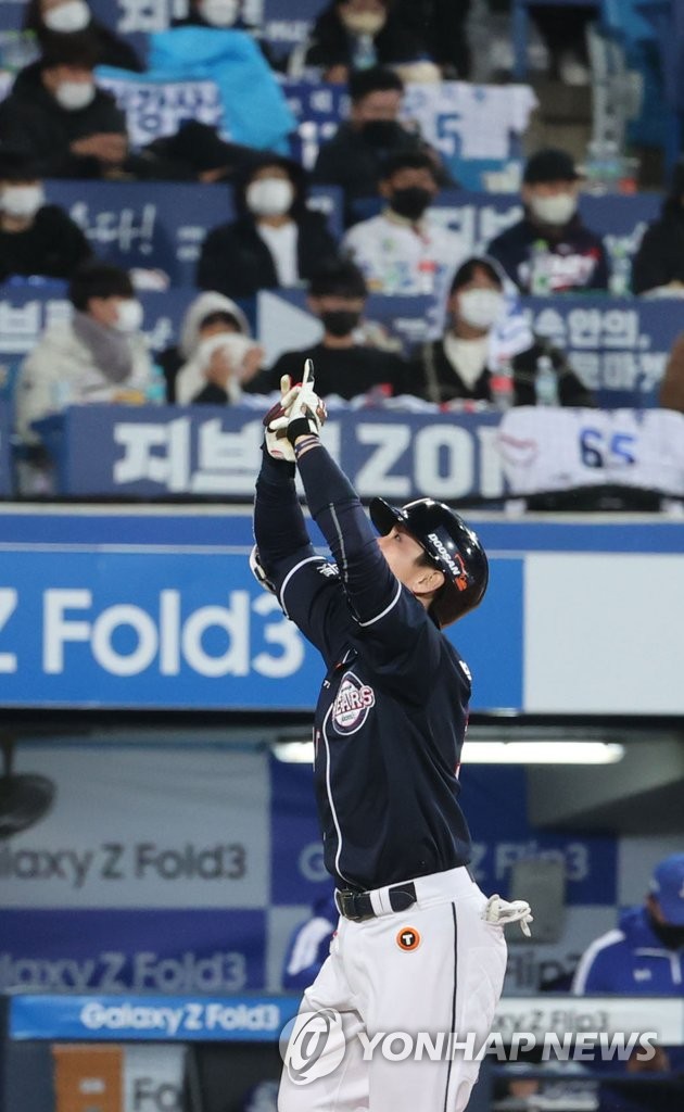 Park Sei-hyok of the Doosan Bears celebrates his solo home run against the Samsung Lions in the top of the ninth inning during Game 1 of the second round in the Korea Baseball Organization postseason at Daegu Samsung Lions Park in Daegu, some 300 kilometers southeast of Seoul, on Nov. 9, 2021. (Yonhap)