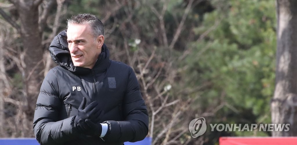 Paulo Bento, head coach of the South Korean men's national football team, watches his players during a training session at the National Football Center in Paju, Gyeonggi Province, on Nov. 10, 2021. (Yonhap)