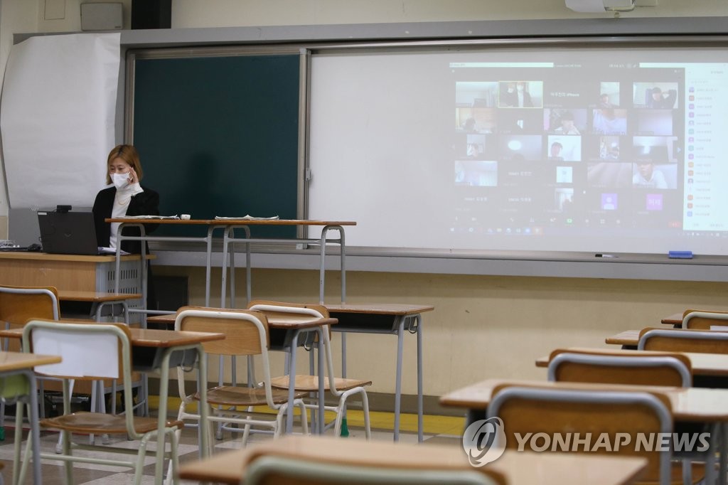 A high school teacher conducts online classes in the southeastern city of Daegu on Nov. 11, 2021, a week before the country's nationwide college entrance exam. (Yonhap)