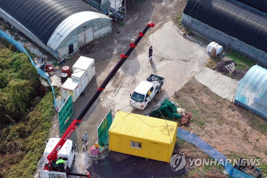 In this file photo, quarantine officials prepare to cull ducks at a farm in Naju, 355 kilomers south of Seoul, on Nov. 12, 2021, in an effort to contain the spread of bird flu. (Yonhap)