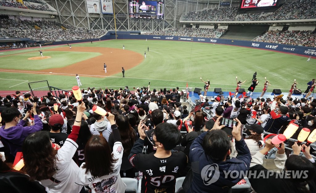 KT-두산 한국시리즈 1차전 매진… 열띤 응원전 펼치는 야구팬들