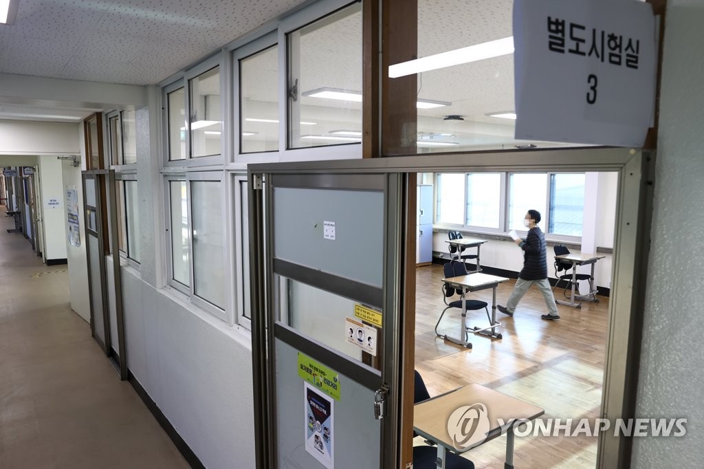 ソウル市内の高校で関係者が試験会場を点検している＝１５日、ソウル（聯合ニュース）
