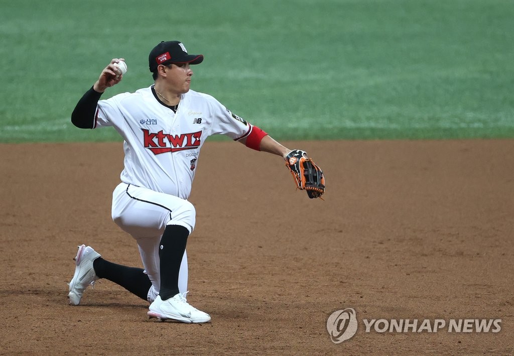 KT Wiz third baseman Hwang Jae-gyun starts a double play against the Doosan Bears in the top of the third inning in Game 2 of the Korean Series at Gocheok Sky Dome in Seoul on Nov. 15, 2021. (Yonhap)