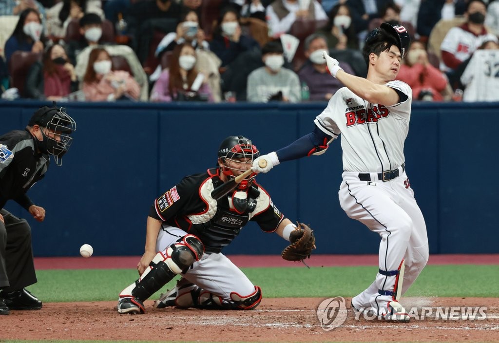 헛스윙에 헬멧 벗어지는 김재환