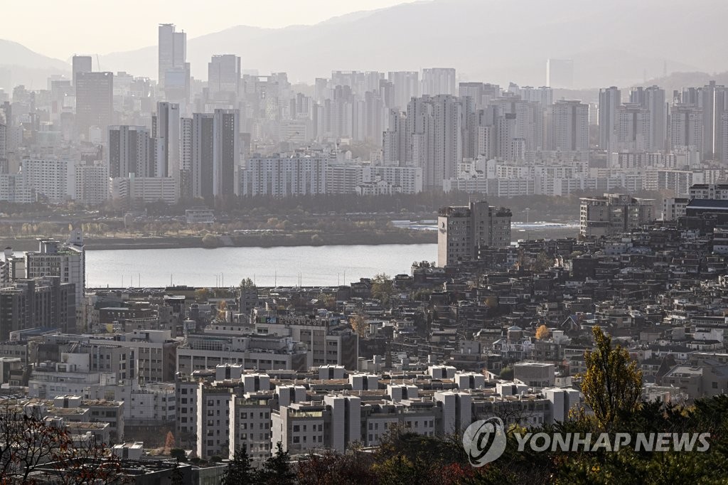 서울 중구 남산에서 바라본 용산과 서초 일대의 모습.(2021.11.22)