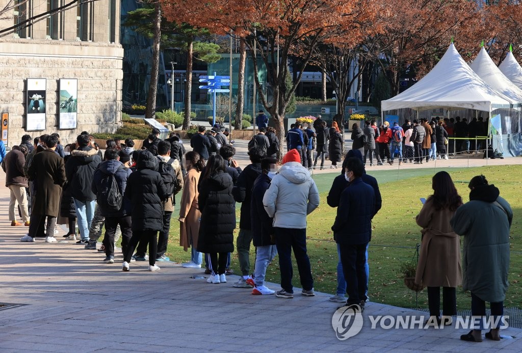 Citizens wait in line to get tested for COVID-19 at a temporary test site in front of Seoul City Hall on Nov. 24, 2021. (Yonhap)