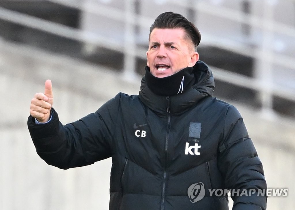 South Korea head coach Colin Bell argues a call with a referee during a women's football friendly match against New Zealand at Goyang Stadium in Goyang, Gyeonggi Province, on Nov. 27, 2021. (Yonhap)