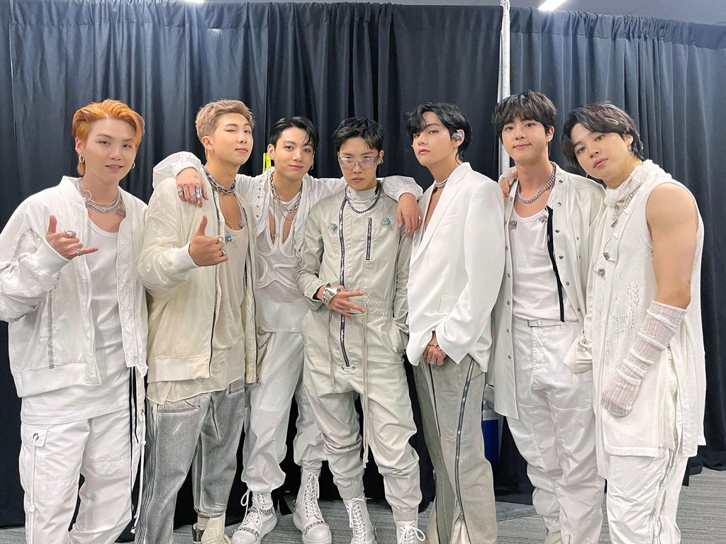 Members of the K-pop phenom BTS pose for photos backstage at SoFi Stadium in Los Angeles on Nov. 27, 2021 (local time), in this image captured from BTS' official Twitter page. The chart-topping group had its first in-person concert in two years in the American city, in front of some 50,000 fans. (PHOTO NOT FOR SALE) (Yonhap)