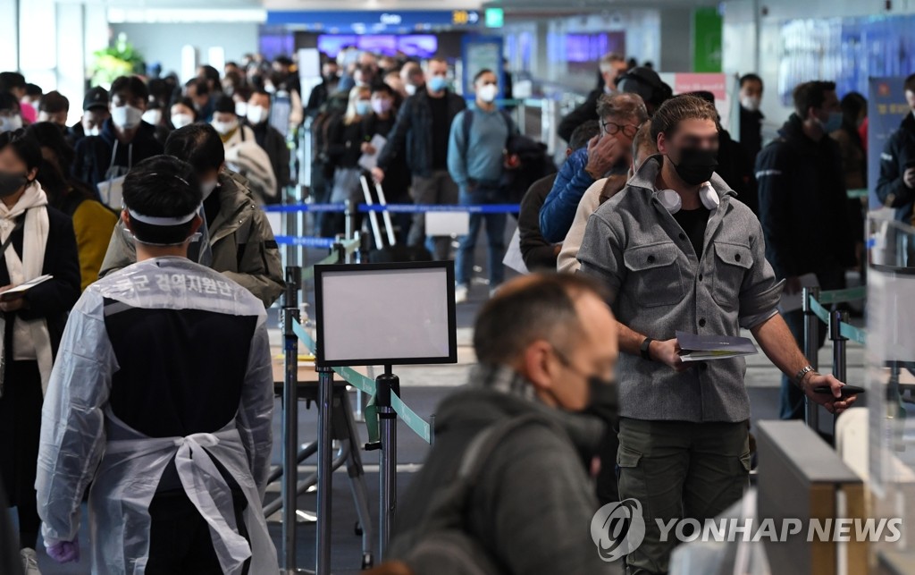 韓国でオミクロン株の感染者が確認され、政府は３日から国籍や新型コロナワクチン接種の有無に関係なく、全入国者に１０日間の隔離を義務付ける。仁川国際空港の様子（資料写真）＝（聯合ニュース）