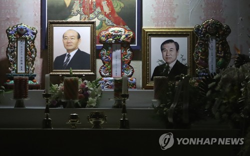 La foto de archivo muestra un altar temporal con las fotografías de los expresidentes Roh Tae-woo (dcha.) y Chun Doo-hwan.