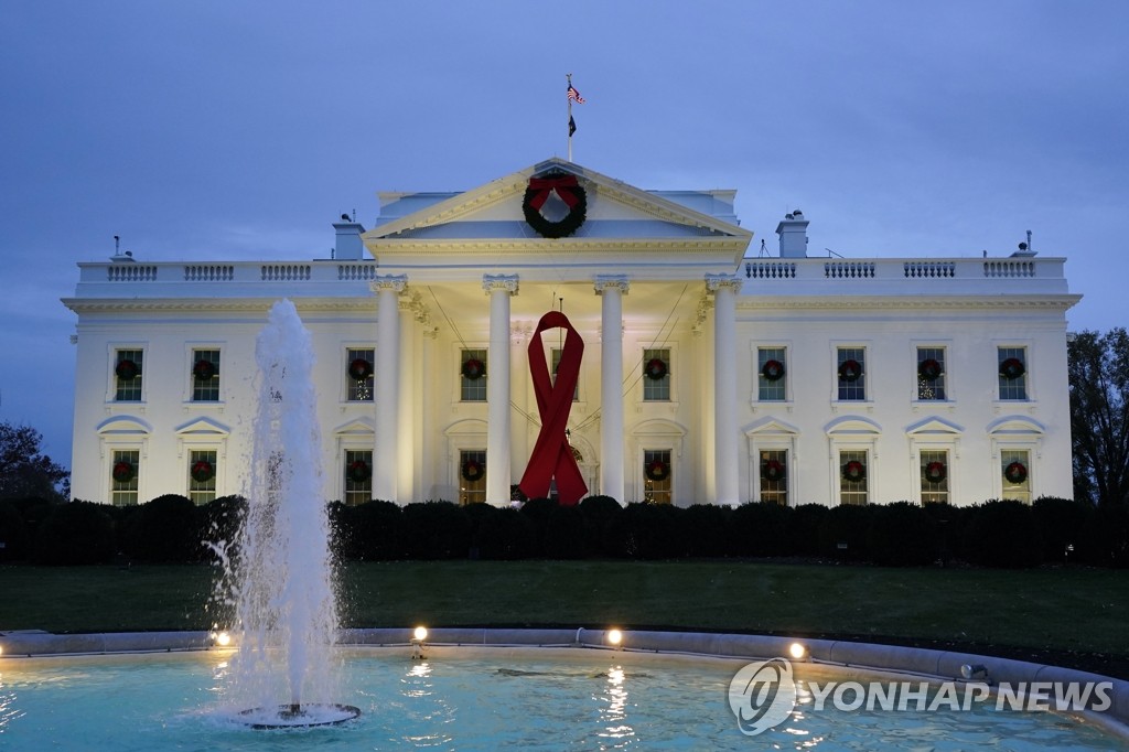 '세계 에이즈의 날' 맞아 미 백악관에 걸린 '레드 리본'