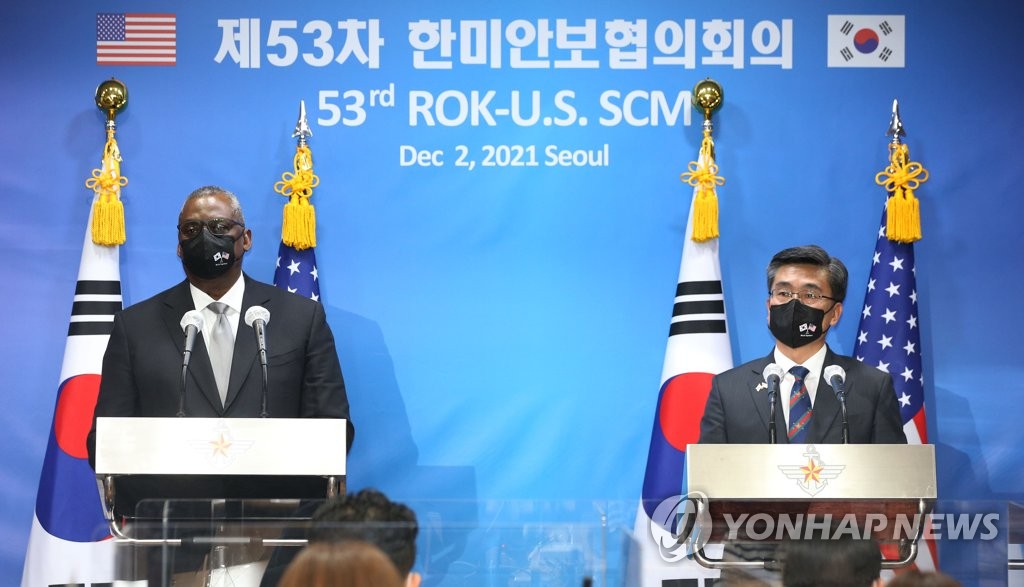 Le ministre de la Défense Suh Wook (à dr.) et le secrétaire américain à la Défense, Lloyd Austin, donnent une conférence de presse conjointe après la 53e Réunion consultative sur la sécurité (SCM), au ministère de la Défense à Séoul, le jeudi 2 décembre 2021. (Pool photo)