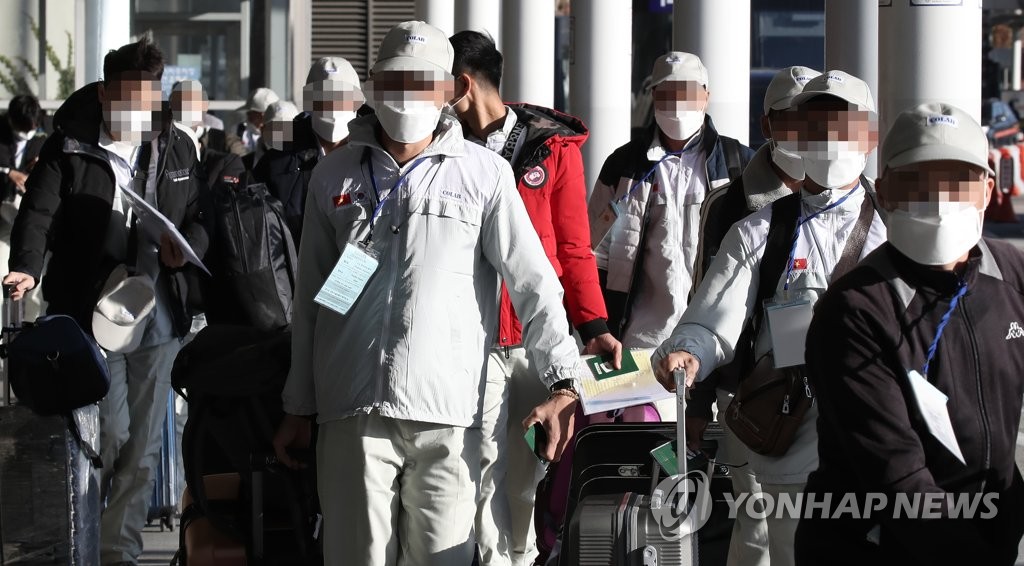 한국에 입국하는 베트남 노동자들