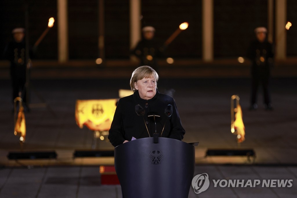 연방군 고별 열병식 참석해 연설하는 메르켈 독일 총리