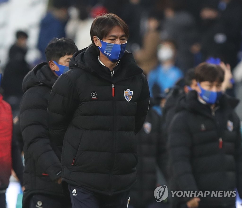 Ulsan Hyundai FC head coach Hong Myung-bo leaves the field after his club finished in second place to Jeonbuk Hyundai Motors in the K League 1 despite Ulsan's 2-0 win over Daegu FC at Munsu Football Stadium in Ulsan, some 415 kilometers southeast of Seoul, on Dec. 5, 2021. (Yonhap)