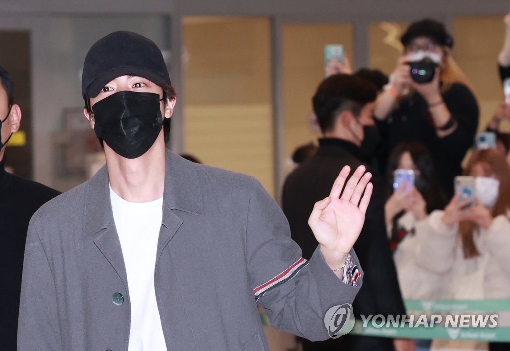 Le membre Jin du groupe Bangtan Boys (BTS) salue des fans à son arrivée à l'aéroport international d'Incheon, le lundi 6 décembre 2021, après avoir donné une série de concerts devant des fans à Los Angeles, aux Etats-Unis. 