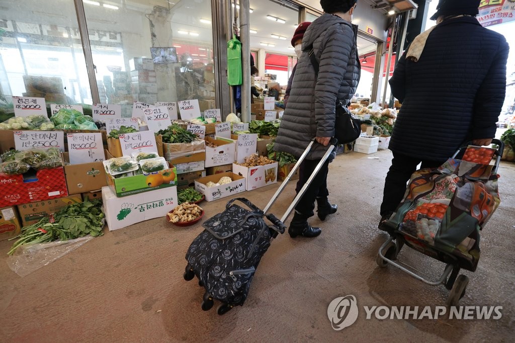 Des citoyens font des courses sur un marché traditionnel à Séoul le lundi 6 décembre 2021. 