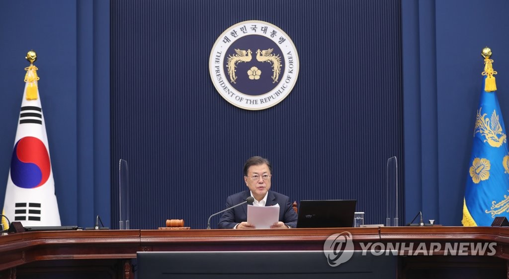 Le président Moon Jae-in prend la parole lors d'une réunion des ministres tenue le mardi 7 décembre 2021 à Cheong Wa Dae. 