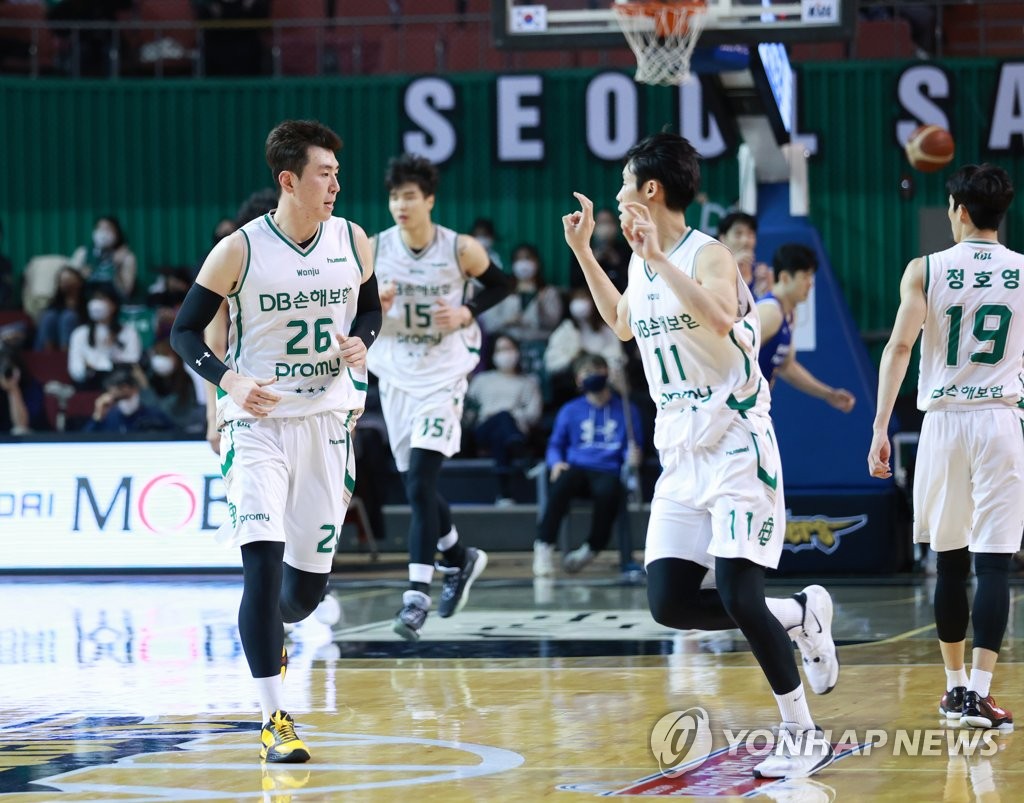 강상재(왼쪽)