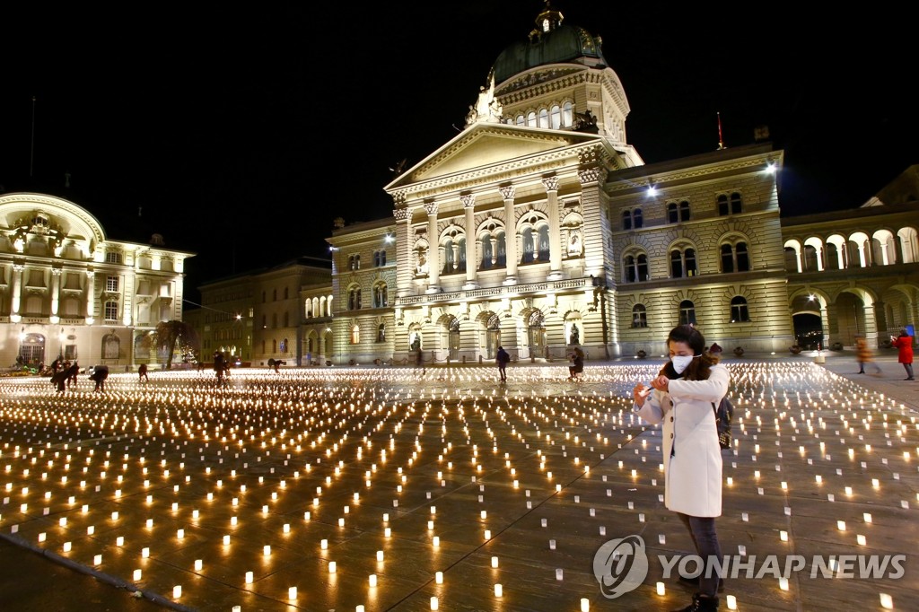 스위스 의회 광장에 켜진 1만1천개 코로나 희생자 추모 촛불