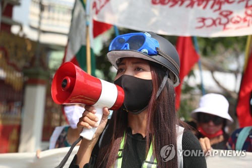 韓国で昨年開催された、ミャンマー民主化運動を支持する写真展での一枚。現地で民主化を訴える市民（写真展主催側提供）＝（聯合ニュース）≪転載・転用禁止≫