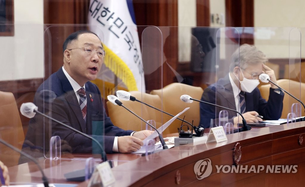 혁신성장 BIG3 관계장관회의서 발언하는 홍남기 부총리